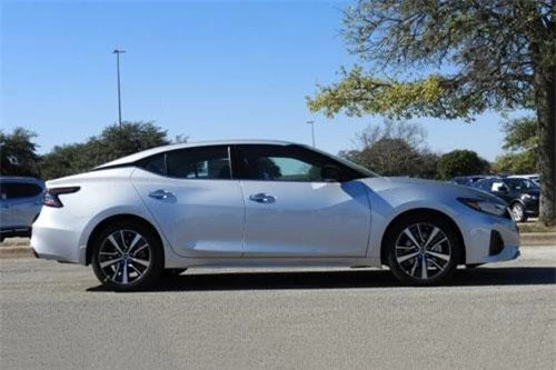 10. Nissan Maxima S 2019 (giá khởi điểm: 33.950 USD, điểm tin cậy: 8,4/10).