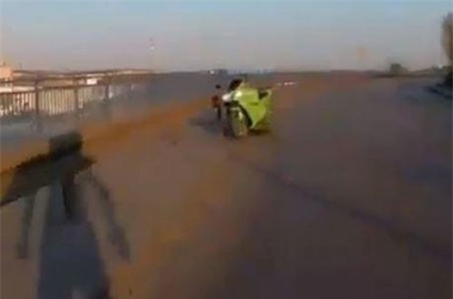 CLIP: Môtô lao vun vút trên đường mà không có người điều khiển