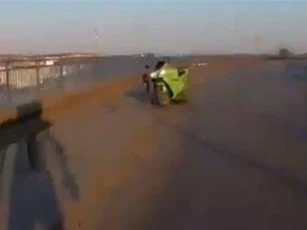 CLIP: Môtô lao vun vút trên đường mà không có người điều khiển