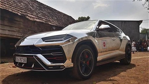 Lamborghini Urus 23 tỷ của đại gia Minh Nhựa thay áo crôm bạc 'cực chất'. Chiếc Lamborghini Urus màu trắng trị giá 23 tỷ đồng của đại gia Minh Nhựa đã được thay áo mới màu crôm bạc cực ngầu. (CHI TIẾT)