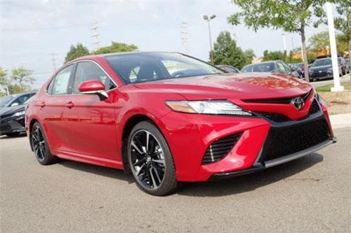 5. Toyota Camry XSE V6 2019 (giá khởi điểm: 34,600 USD, điểm tin cậy: 8,9/10).