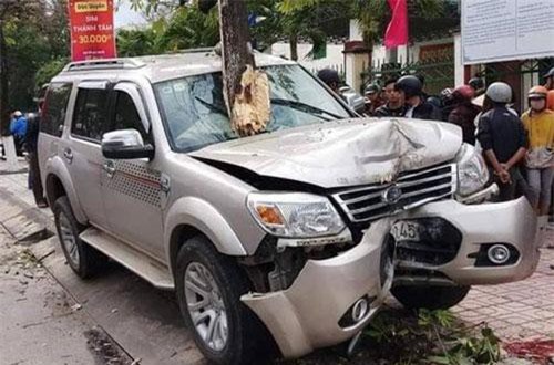 Quảng Nam: Ô tô mất lái lao lên vỉa hè, bé 5 tuổi tử vong