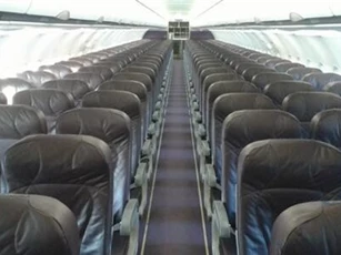 Clip: Cách mở cửa nhà vệ sinh trên máy bay từ bên ngoài dù bên trong đã khóa chặt