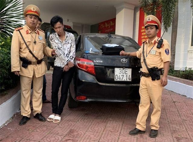 Nam thanh niên “phê đá”, tông xe vào CSGT