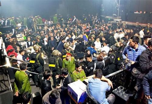“Đột kích” quán bar lớn, phát hiện 100 người dương tính với ma túy