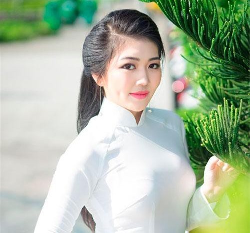 Nữ sinh "má lúm" duyên dáng với áo dài trắng tinh khôi
