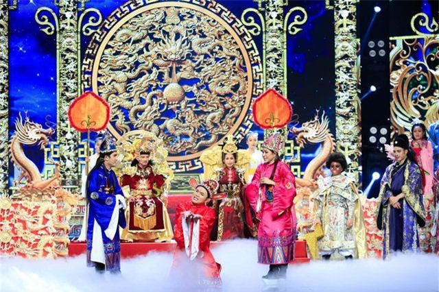 Bóng đá Việt Nam đại thắng, vụ học sinh bị tát 231 cái xuất hiện trong Táo Xuân