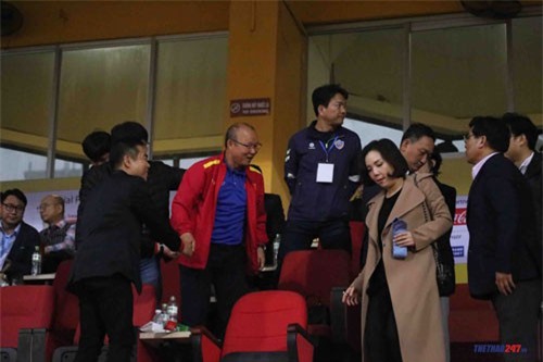 Vừa trở về từ UAE, thầy Park tạo cơn sốt ở SVĐ Hàng Đẫy