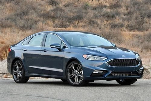 9. Ford Fusion SE 2.0T AWD (giá khởi điểm: 26.980 USD, điểm tin cậy: 8,4/10).