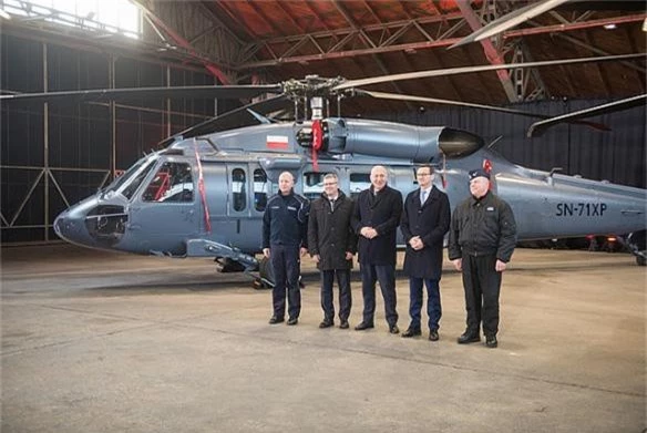 Ba Lan mua may bay truc thang Black Hawk trang bi cho quan doi