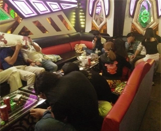 Hàng chục nam nữ “phê” ma túy trong phòng VIP quán karaoke - 1