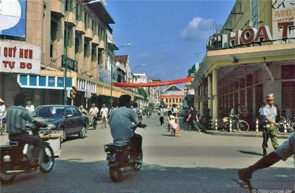 Bách Hóa Tràng Tiền, nay là Trung tâm thương mại danh giá hàng đầu thủ đô.Ở góc ảnh là hình ảnh chiến sĩ công an với cảnh phục đặc biệt.