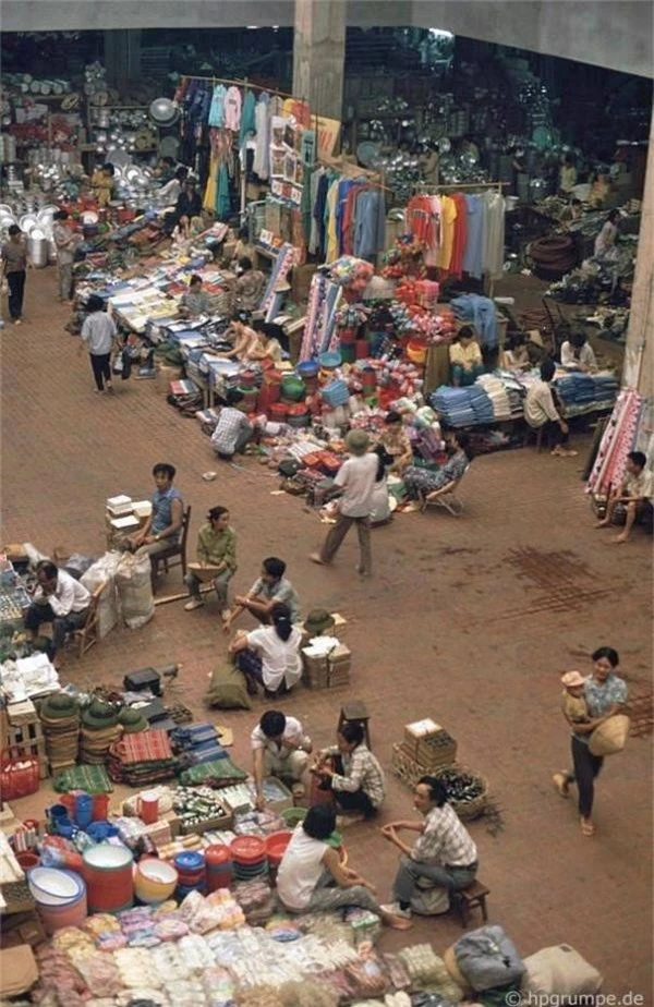 Bên trong chợ Đồng Xuân