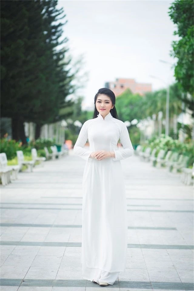 Nữ sinh má lúm duyên dáng với áo dài trắng tinh khôi - 1