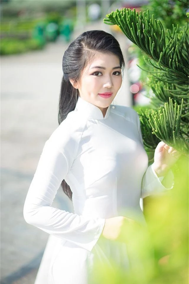 Nữ sinh má lúm duyên dáng với áo dài trắng tinh khôi - 3