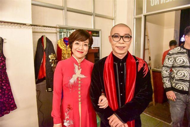 Thảo Vân khoác tay Công Lý đầy tình cảm ở hậu trường Táo Quân 2019