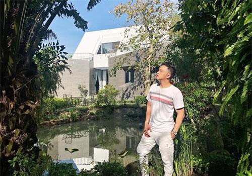 'Choáng ngợp' trước căn biệt thự rộng 500m², giá hàng chục tỷ của ca sĩ Cao Thái Sơn