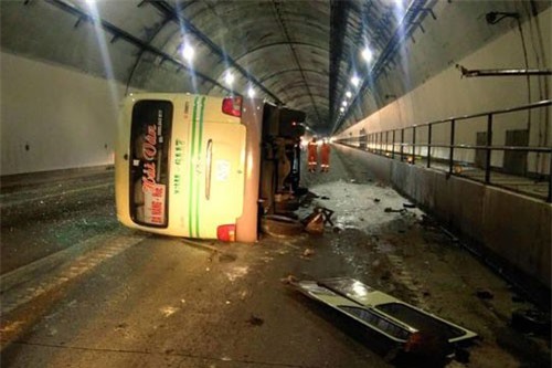 Xe khách lật trong hầm Hải Vân, 5 người bị thương