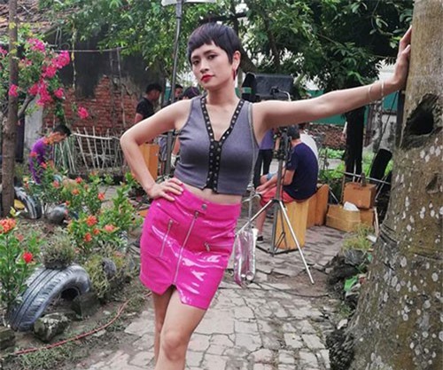 Thúy An mặc 'hở trên, hở dưới' khi đóng cave hết đát