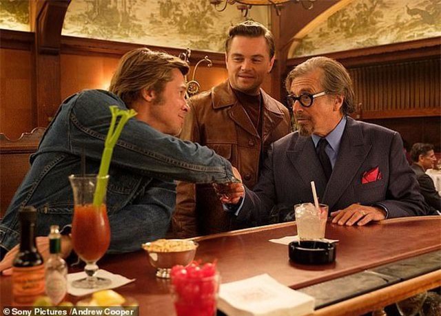 Brad Pitt và Leonardo DiCaprio cùng xuất hiện bảnh bao trên phim trường