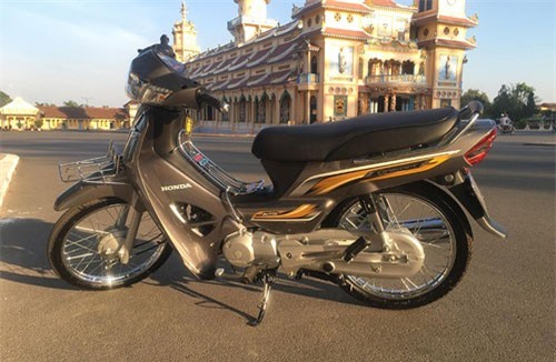 Honda Dream 125 giá ngang ngửa Honda SH150i tại Việt Nam
