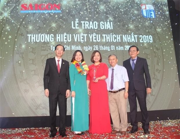 Đại diện Big C và Central Group Việt Nam nhận Kỷ niệm chương và Chứng nhận Thương hiệu siêu thị được yêu thích nhất 2019 từ Ban tổ chức