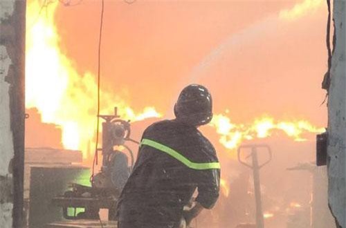 Bình Dương: Công ty gỗ rộng hàng nghìn m2 chìm trong biển lửa