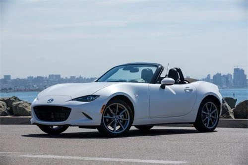 1. Mazda MX-5 Miata 2019 (giá khởi điểm: 25.730 USD).