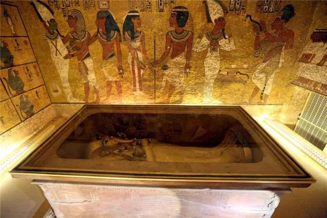 ​​​​​Hình ảnh bên trong lăng mộ vua Tut. Bên cạnh chiếc quan tài bằng vàng nổi tiếng, nơi an nghỉ của vị Pharaoh yểu mệnh còn là di tích khảo cổ quan trọng hàng đầu bởi các bức vẽ trên tường ghi lại hình ảnh cuộc sống cổ đại vẫn còn trong tình trạng tốt sau hàng ngàn năm.