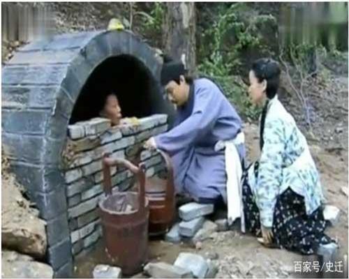 Tục lệ kinh hoàng ở Trung Quốc: Cứ trên 60 tuổi sẽ bị chôn sống dần dần?