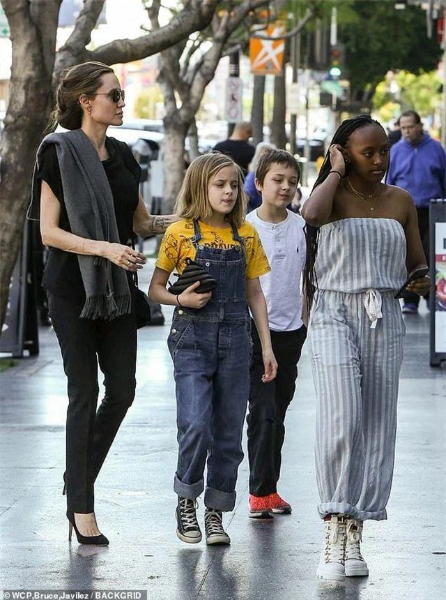 Angelina Jolie đưa các con đi ăn tại Los Angeles, ngày 27/1.