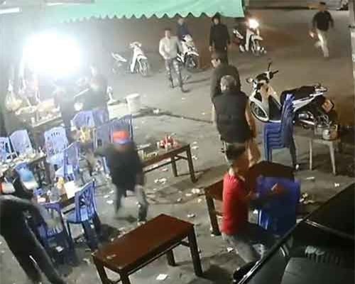 Kinh hoàng nhóm côn đồ cầm dao, kiếm... truy sát người tại quán ăn đêm