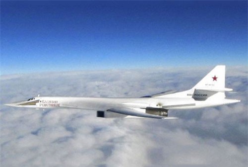Cặp máy bay ném bom Tu-160 của Nga đại náo bờ biển Bắc Mỹ