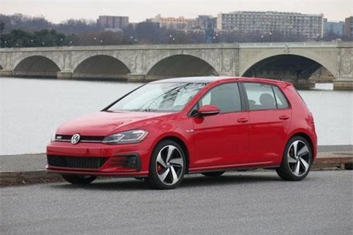 4. Volkswagen Golf GTI 2019 (giá khởi điểm: 27.595 USD).