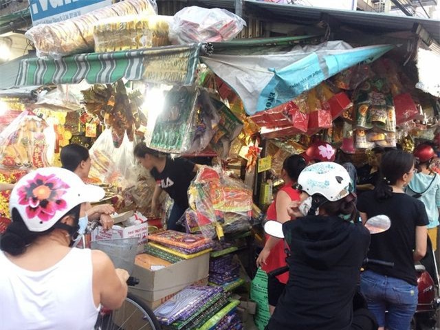 Mua đồ cúng ông Táo: Vàng mã truyền thống, cát lư hương... "cháy hàng"