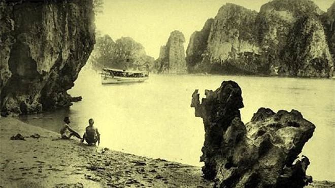 Ảnh chụp một góc Vịnh Hạ Long đầu thế kỷ 20. Ảnh Bhaya Cruise