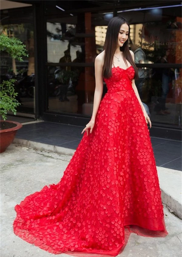 Người đẹp Phan Thị Mơ như bông hoa kiều diễm trong trang phục xòe rộng đỏ rực.
