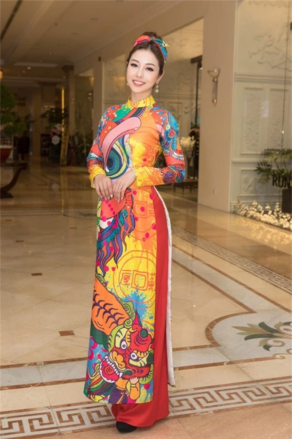 Không cần xiêm y cầu kỳ, Hoa hậu Jennifer Phạm vẫn ghi điểm với mẫu áo dài tôn dáng của NTK Thủy Nguyễn.