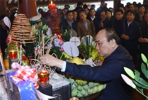 Thủ tướng dâng hương tưởng nhớ Chủ tịch Hồ Chí Minh