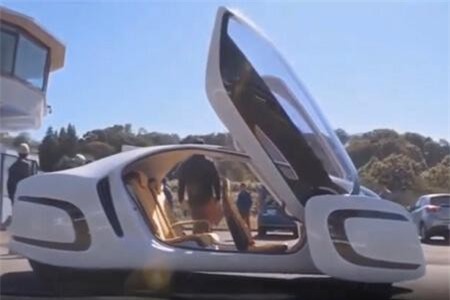 Clip: Chiêm ngưỡng xe ô tô điện làm bằng nhựa của Nhật