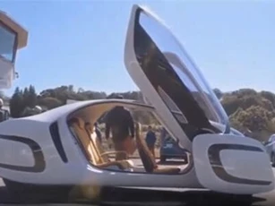 Clip: Chiêm ngưỡng xe ô tô điện làm bằng nhựa của Nhật