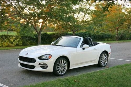 7. Fiat 124 Spider 2019 (giá khởi điểm: 24.995 USD).