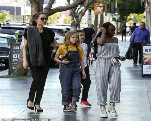 Angelina Jolie hạnh phúc đưa các con đi ăn trưa