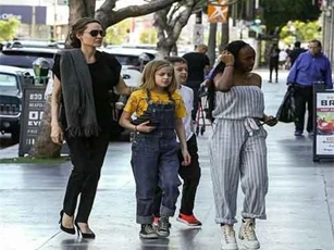 Angelina Jolie hạnh phúc đưa các con đi ăn trưa