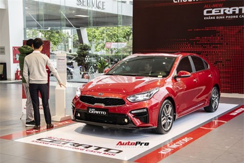 Thị trường ôtô sôi động cuối năm, khách hàng không ngại chi tiền mua "bia kèm lạc"