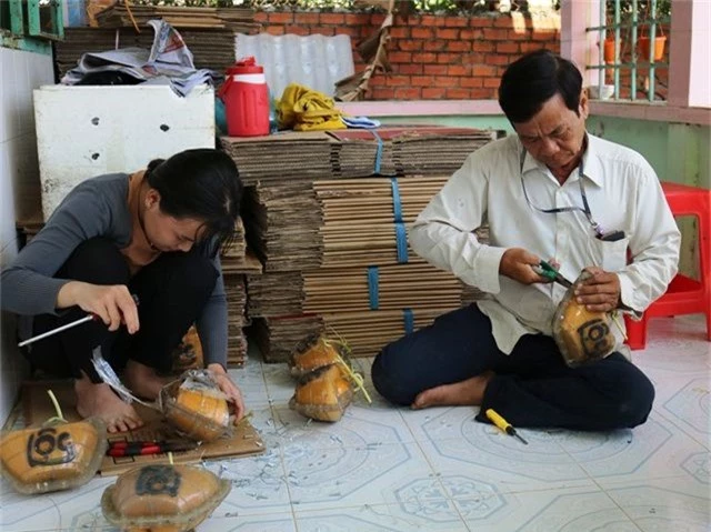 Đang tháo dưa hấu thỏi hình thỏi vàng có chữ tài lộc ra khỏi khuôn