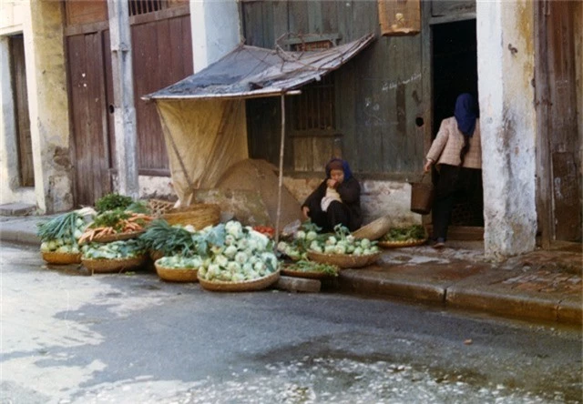 Một hàng rau quen thuộc ở khu chợ cóc.