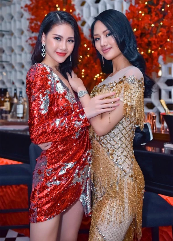 Giải vàng Siêu mẫu Việt Nam 2018 Quỳnh Hoa nổi bật với váy ánh kim, đọ sắc cùng đàn chị.