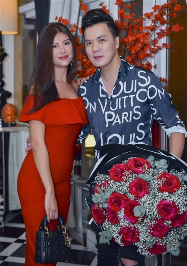 Anh trai của Lâm Thùy Anh là phi công mang bó hoa to tới mừng sinh nhật em gái. Anh chụp ảnh cùng một người bạn.