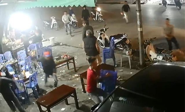 Kinh hoàng nhóm côn đồ cầm dao, kiếm... truy sát người tại quán ăn đêm
